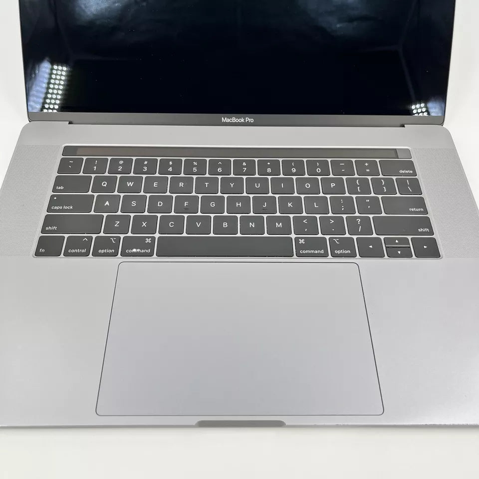 MacBook Pro de 15 pulgadas con barra táctil gris espacial 2018